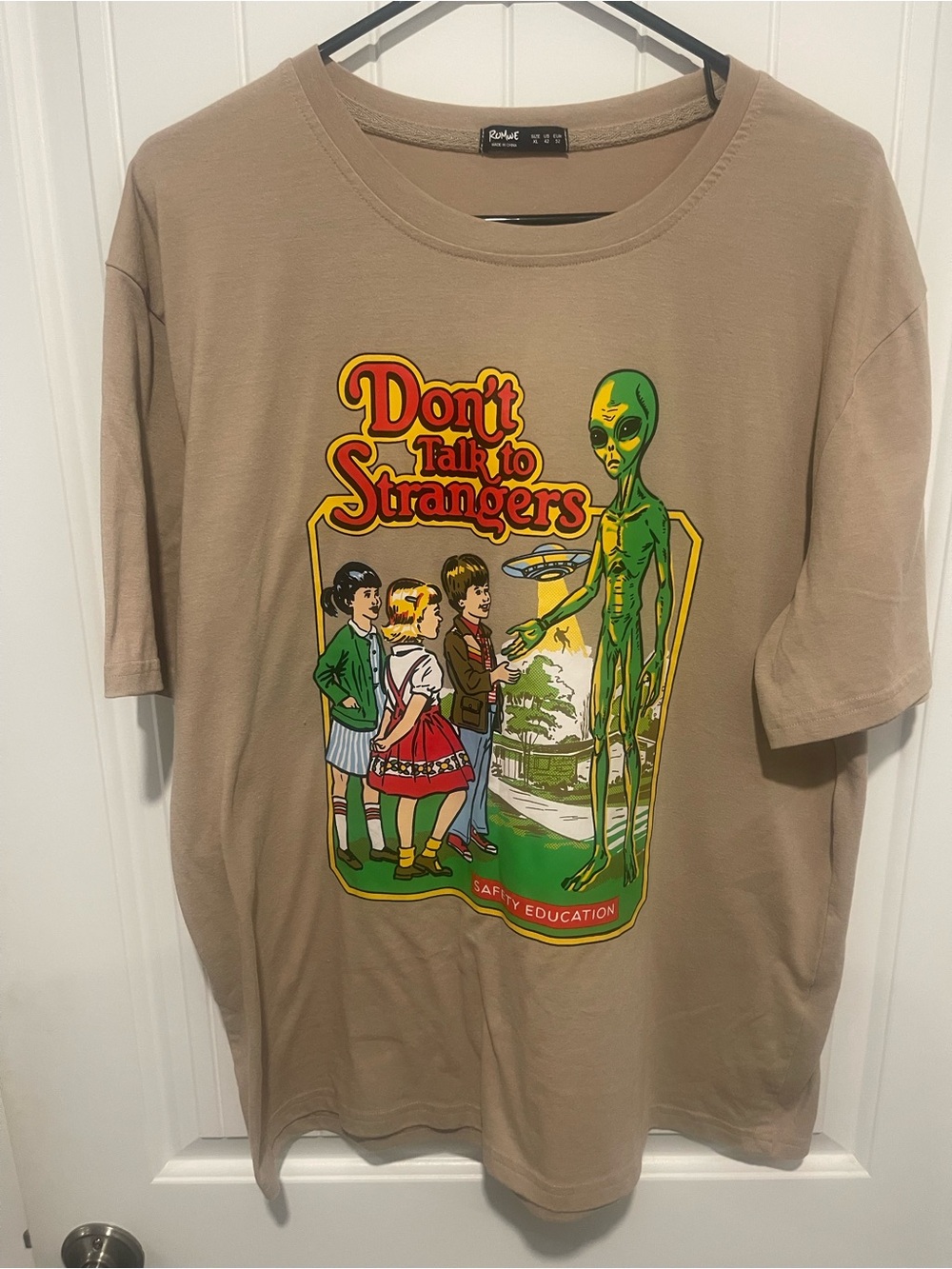 ROMWE Don’t Talk to Strangers Alien Graphic Tee XL Beige Funny UFO Shirt
